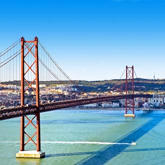 Grote brug met zee in Lissabon